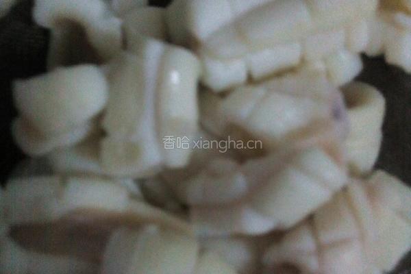 鱿鱼炒菜花的做法图解2