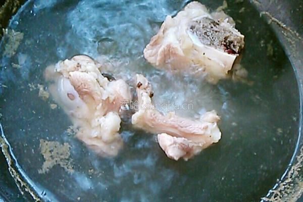 玉米天麻大骨汤的做法图解3
