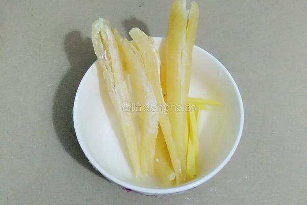 白菜鱼干高汤的做法图解2