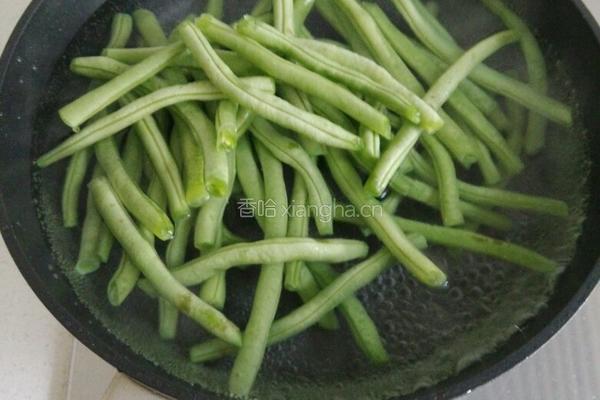 四季豆炒木耳的做法图解3