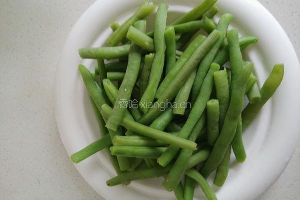 四季豆炒木耳的做法图解4