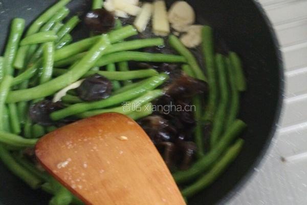 四季豆炒木耳的做法图解6