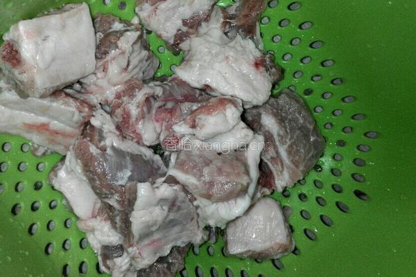 排骨蒸南瓜的做法图解1