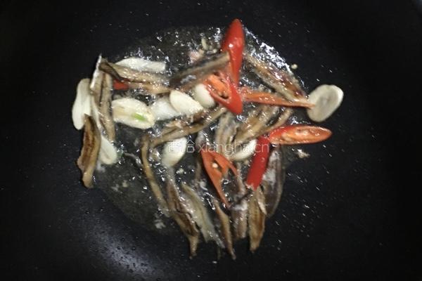 西芹炒方鱼的做法图解2