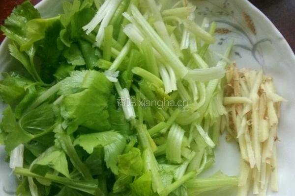 芹菜炒鸡肉的做法图解2