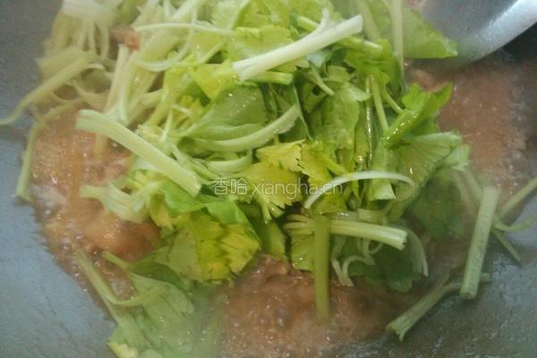 芹菜炒鸡肉的做法图解5