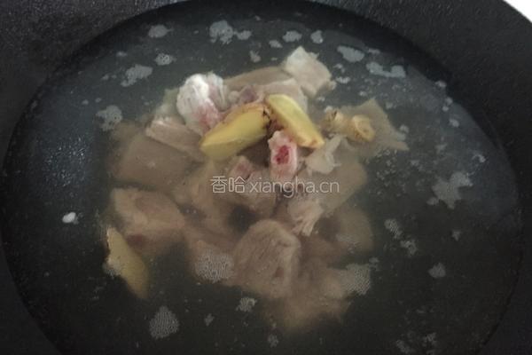 玉米连藕排骨汤的做法图解2