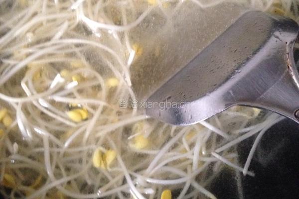 ＃年夜饭＃鸡血豆芽汤的做法图解2