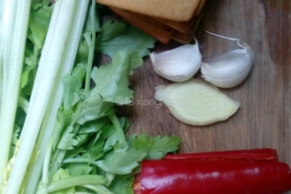 ＃年夜饭＃香干炒芹菜的做法图解1