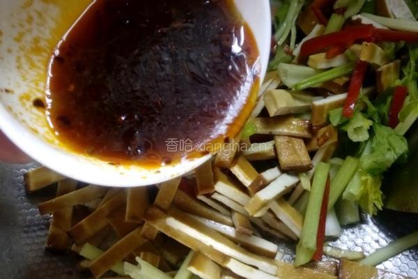 ＃年夜饭＃香干炒芹菜的做法图解7