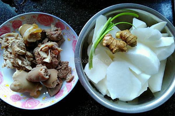 萝卜炖羊腿的做法图解1