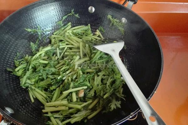 鸡蛋炒茼蒿的做法图解5