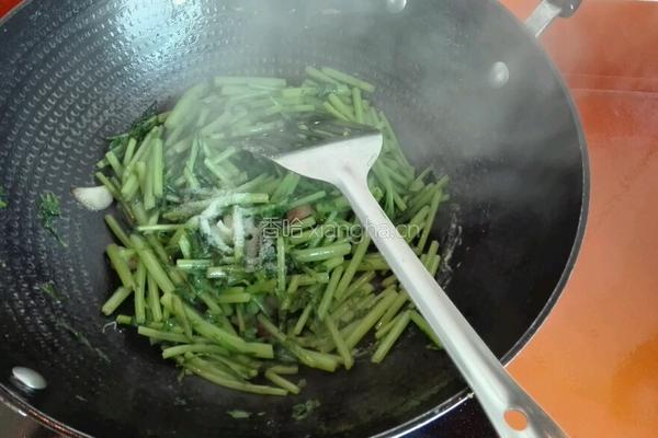 鸡蛋炒茼蒿的做法图解6
