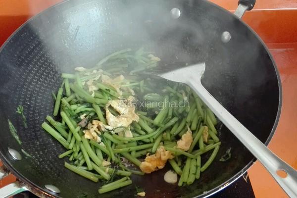 鸡蛋炒茼蒿的做法图解7