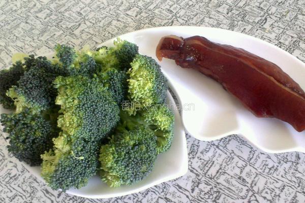 腊肉西兰花的做法图解1