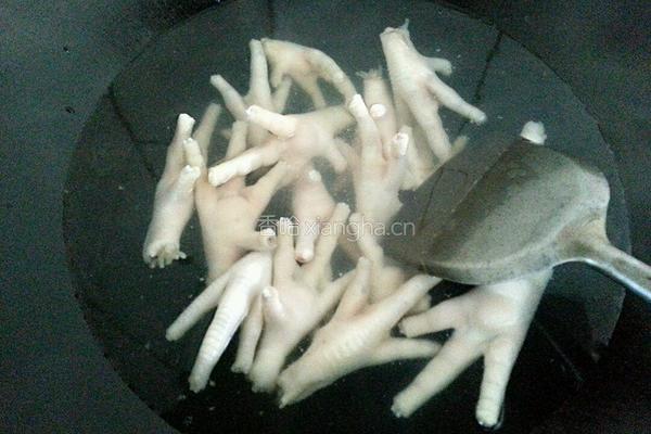 当归红枣枸杞鸡脚汤的做法图解3