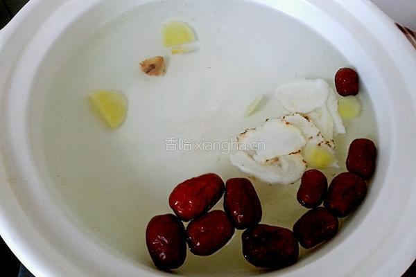 当归红枣枸杞鸡脚汤的做法图解7