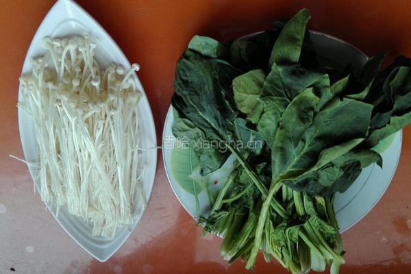芝麻蚝油拌金针蘑菠菜的做法图解1