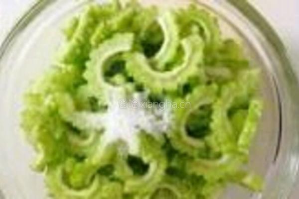 苦瓜炒肉的做法图解1