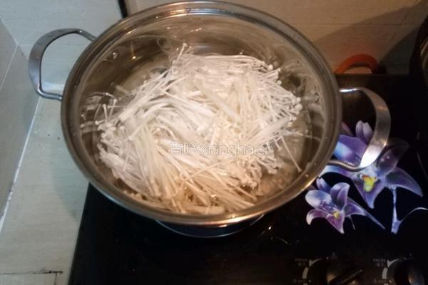 炝拌金针菇的做法图解2