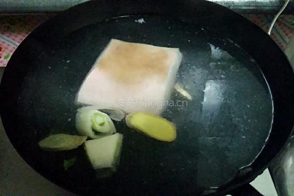 蒜泥白肉的做法图解1