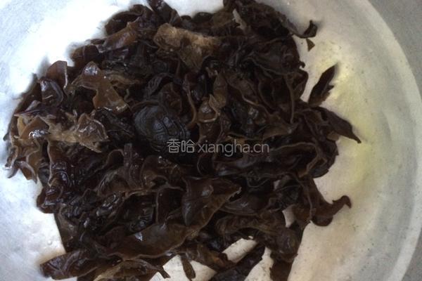 凉拌洋葱、黑木耳、西芹的做法图解2