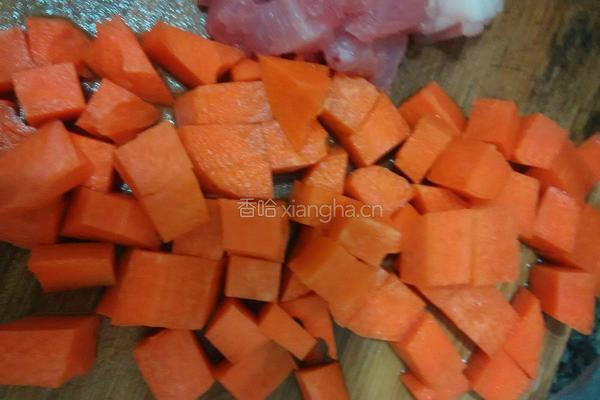 宝宝菜豌豆胡罗卜炒肉的做法图解1