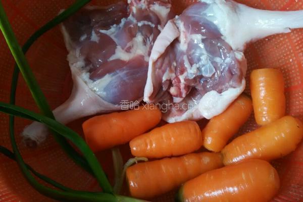 鸭肉焖胡萝卜的做法图解1
