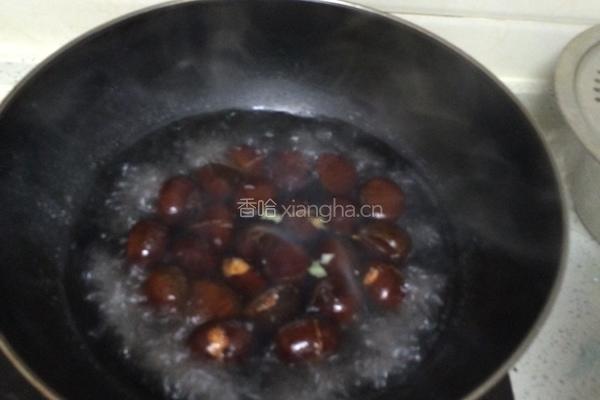 板栗红烧肉的做法图解1