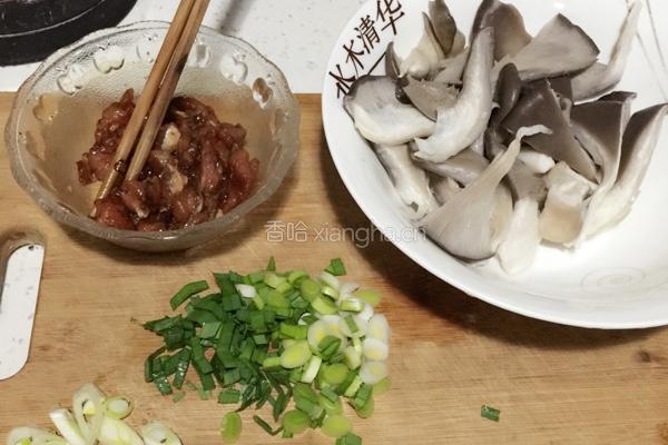 蘑菇炒肉的做法图解1