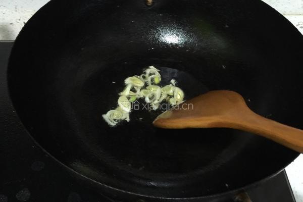 蘑菇炒肉的做法图解2