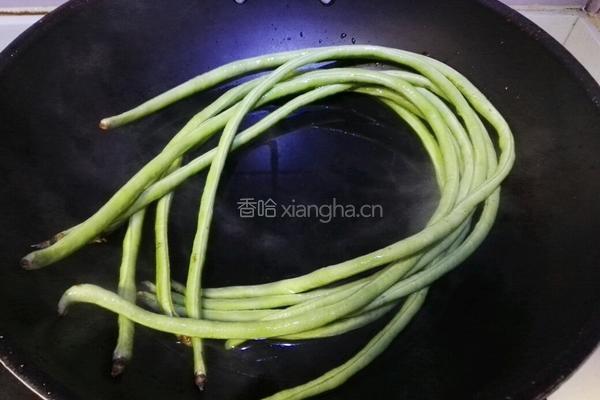 沙姜肉末炒豆角的做法图解2