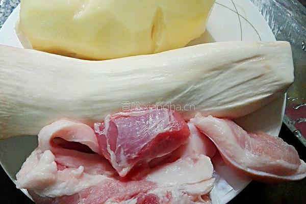 杏鲍菇焖土豆的做法图解1