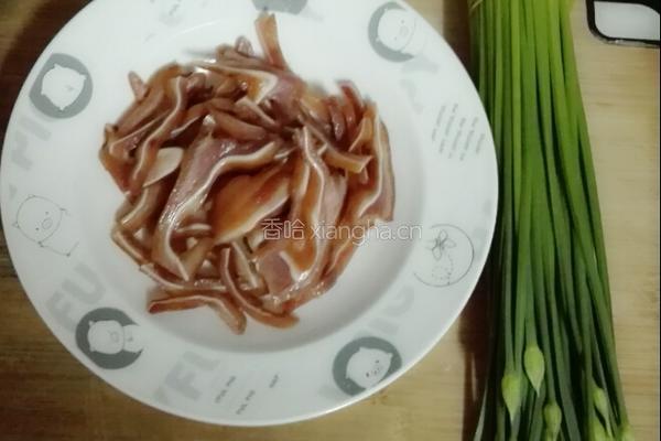 猪耳朵炒韭菜花的做法图解1