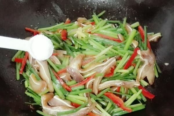 猪耳朵炒韭菜花的做法图解6