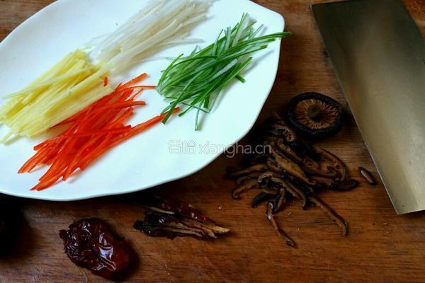 豆酱豉油蒸鲈鱼的做法图解1