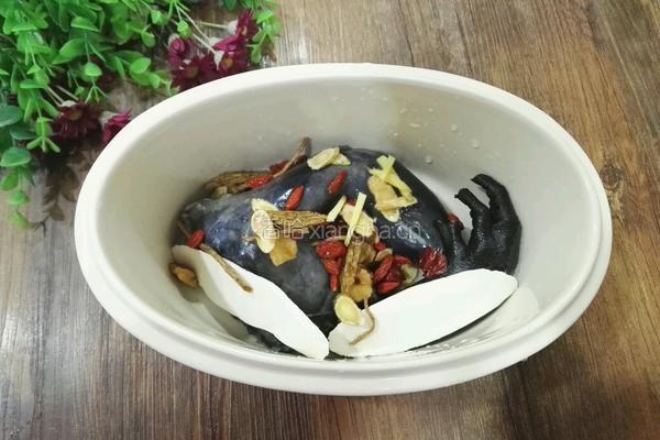 党参黄芪乌鸡汤的做法图解5