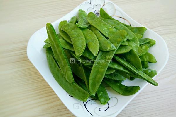 荷兰豆炒风干肠的做法图解1