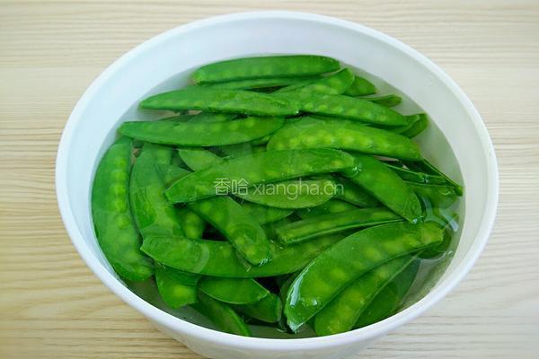 荷兰豆炒风干肠的做法图解4