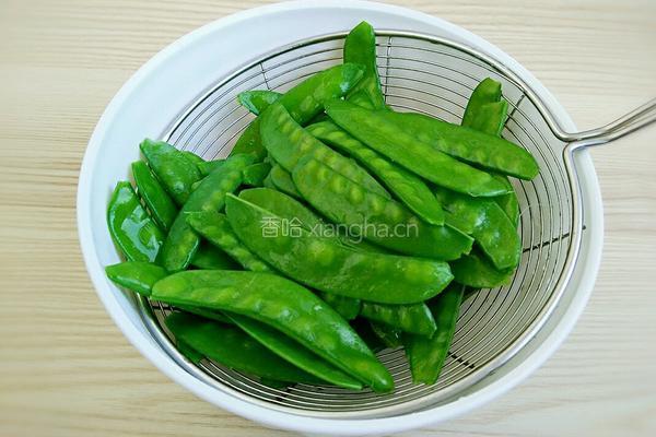 荷兰豆炒风干肠的做法图解5