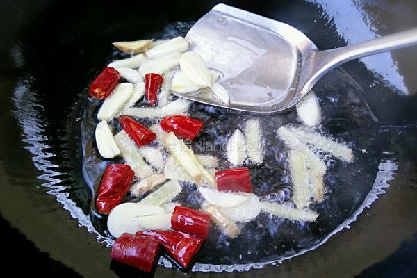 荷兰豆炒风干肠的做法图解6