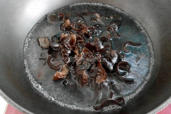 肉碎蒜香炒木耳的做法图解2
