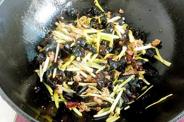肉碎蒜香炒木耳的做法图解6