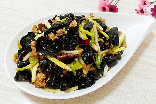 肉碎蒜香炒木耳的做法图解7