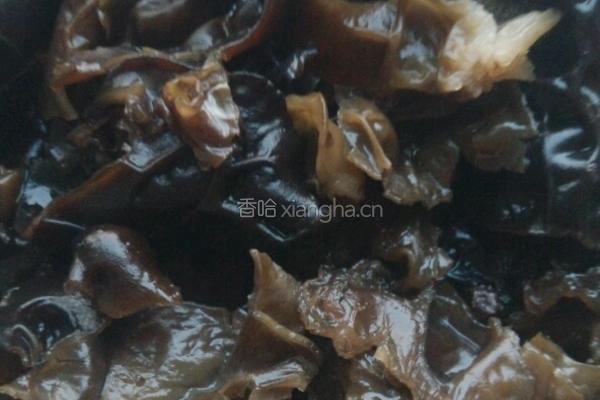 黑木耳炒蛋的做法图解1
