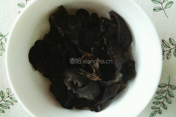 黄瓜木耳炒蛋的做法图解1