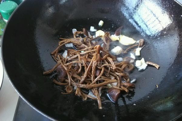 干煸茶树菇肉片的做法图解8