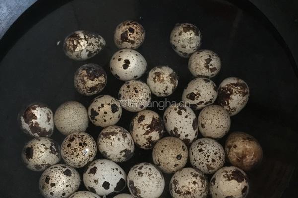 虎皮鹌鹑蛋的做法图解1