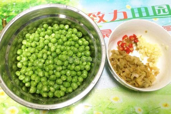 榨菜丁炒小青豆的做法图解2