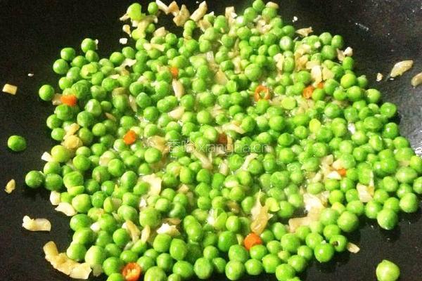 榨菜丁炒小青豆的做法图解7